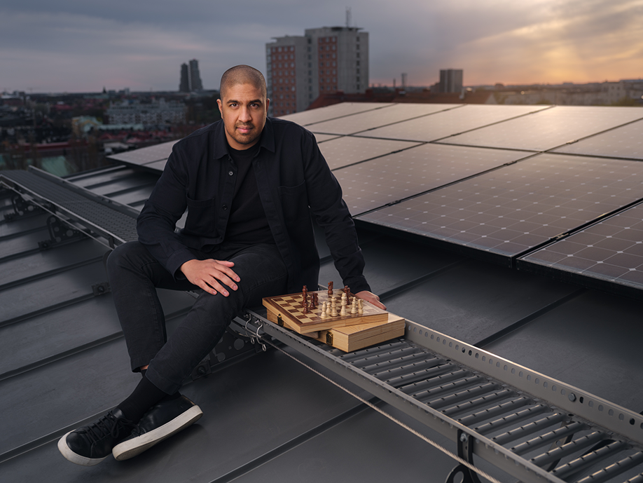 Tanmoy Bari som Årets alumn 2024 på taket bland solceller
