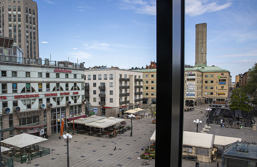 Här är ett foto som visar ett folktomt Medborgarplatsen i Stockholm.