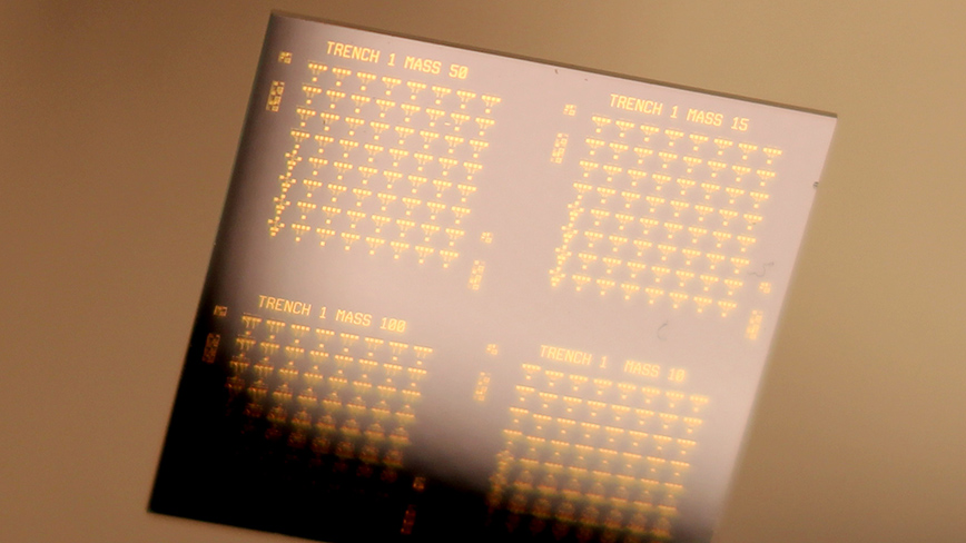 En monokrom skärm som visar prickar i fyra kolumner.