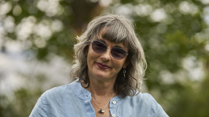 Porträttbild på Cecilia Katzeff med solglasögon.