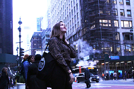 Kvinna med KTH-tygkasse på gata i New York