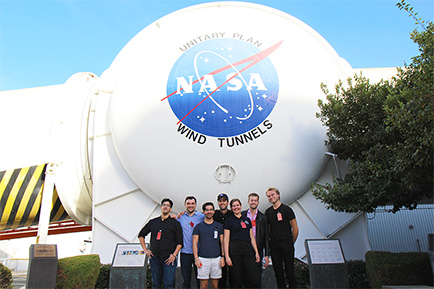 En grupp människor framför en NASA-logga