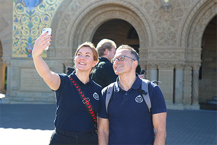 En man och en kvinna tar en selfie på Stanfords campus