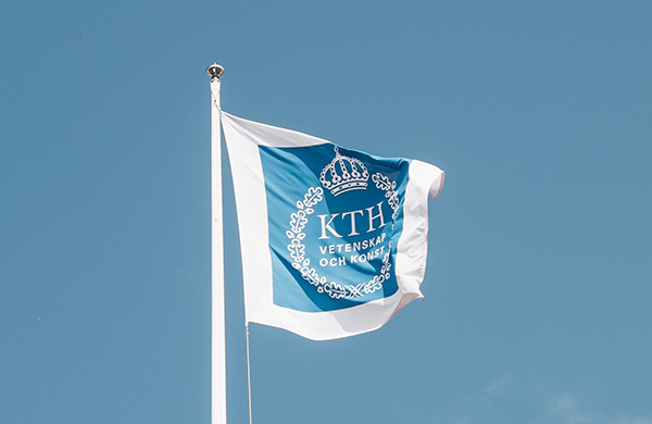 KTH-flagga mot blå himmel