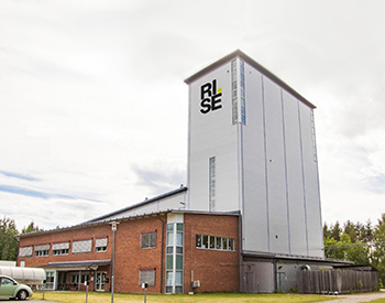 En stor byggnad, RISE fiberlab i Hudiksvall 