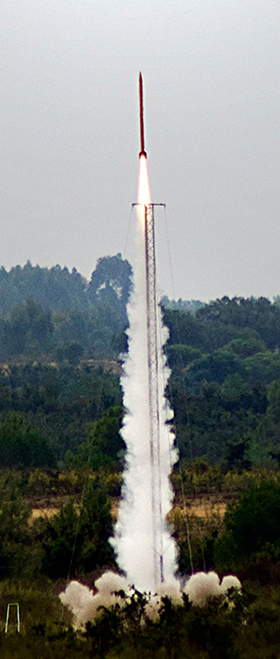 foto på raket som lyfter