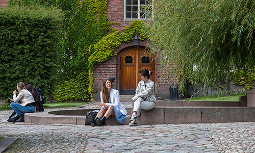Students sitting in the courtyard of KTH
