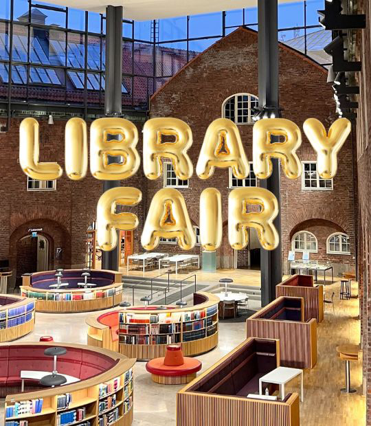 Bibliotekshallen med bokstäverna Library Fair i guld