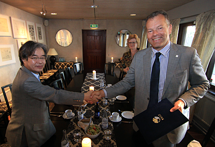 Takehiko Kitamori, dekan på Tokyo universitet, och Peter Gudmundson, rektor på KTH