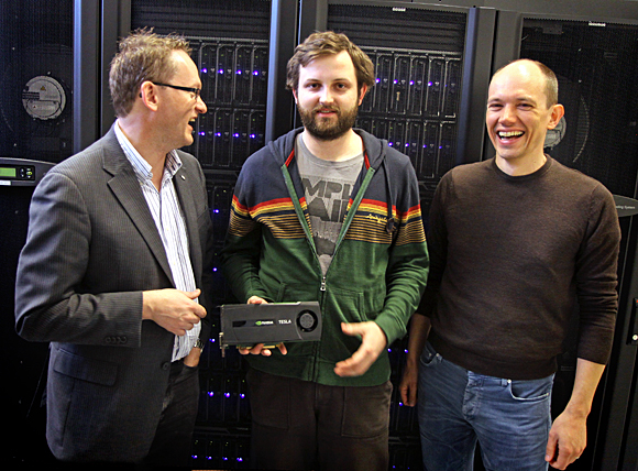 Gammal teknik möter ny: KTH-forskarna Erik Lindahl, Berk Hess och Szilárd Páll står framför en av KTH:s superdator med ett av de grafikkort de använder sig av.
