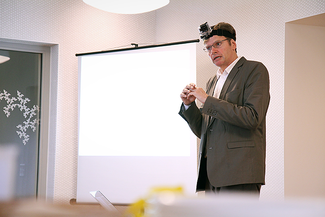 Verksamhetsansvarige Ivar Björkman berättar om framtiden för Openlab. På huvudet har han en videokamera som han använder för att dokumentera sitt arbete. Foto: Christer Gummeson.