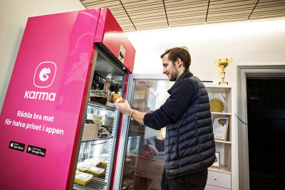Ludvig Berling demonstrerar Karmas rosa kylskåp på företagets kontor.
