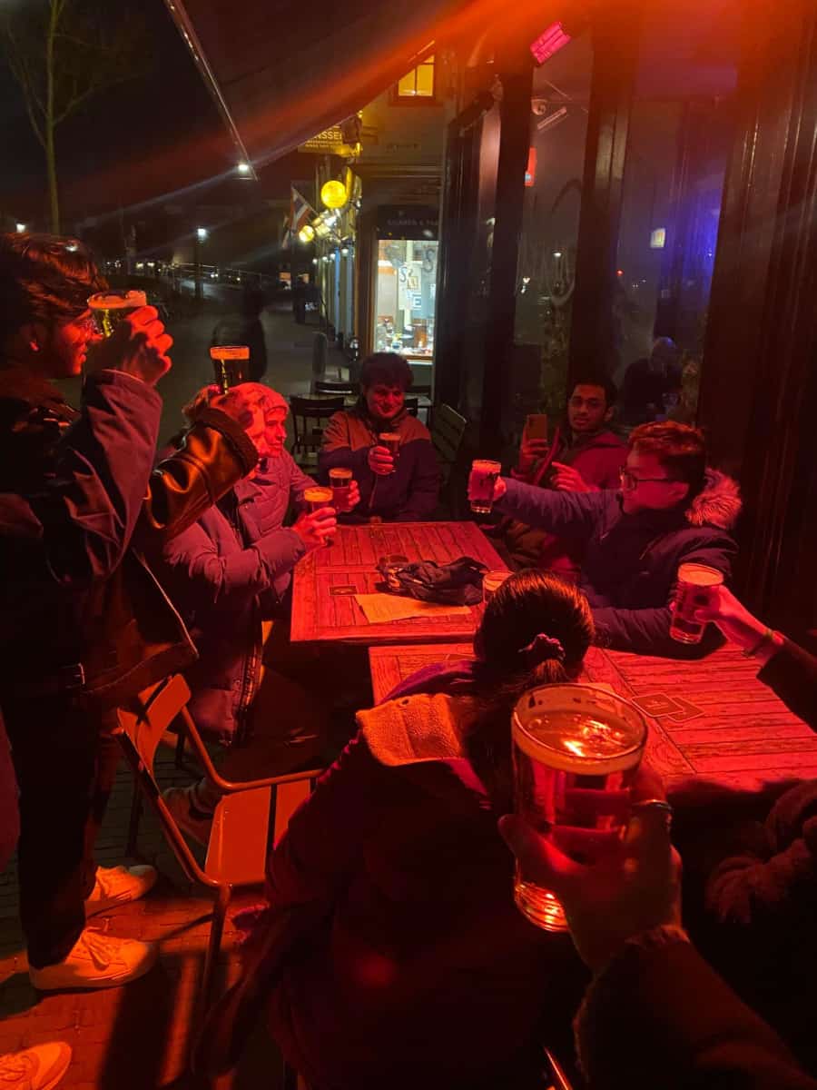 Ett gäng som dricker öl utanför en pub