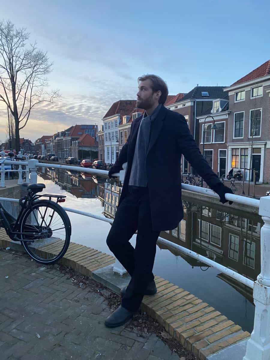 Petter står och chillar vid en bro i Delft