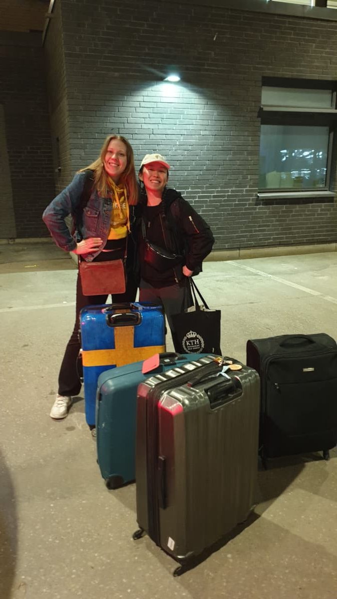 Jag och Kristy med resväskor utanför Arlanda
