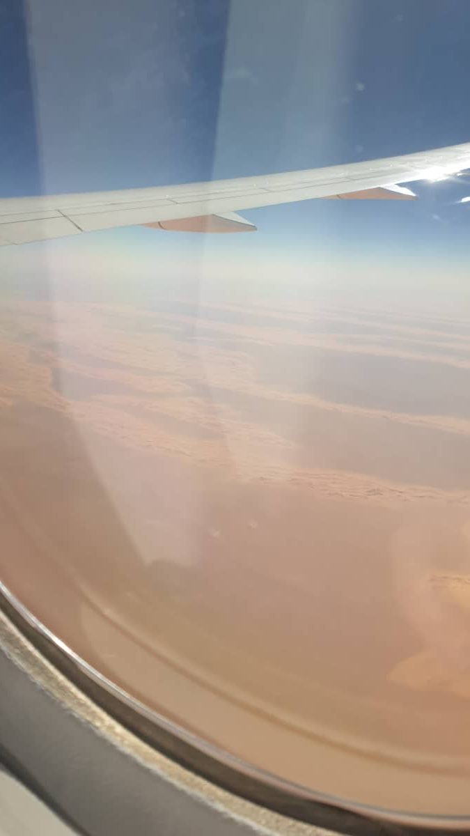 Utsikt från flygplansfönstret där man ser sand i lång utsträckning.