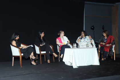Fem kvinnor sitter på scenen och för ett samtal under Tekla Dialogue.