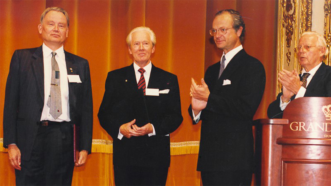 Kung Carl XVI Gustav delar ut 1993 års Wallenbergpris till professorerna Ants Teder och Nils Hartler