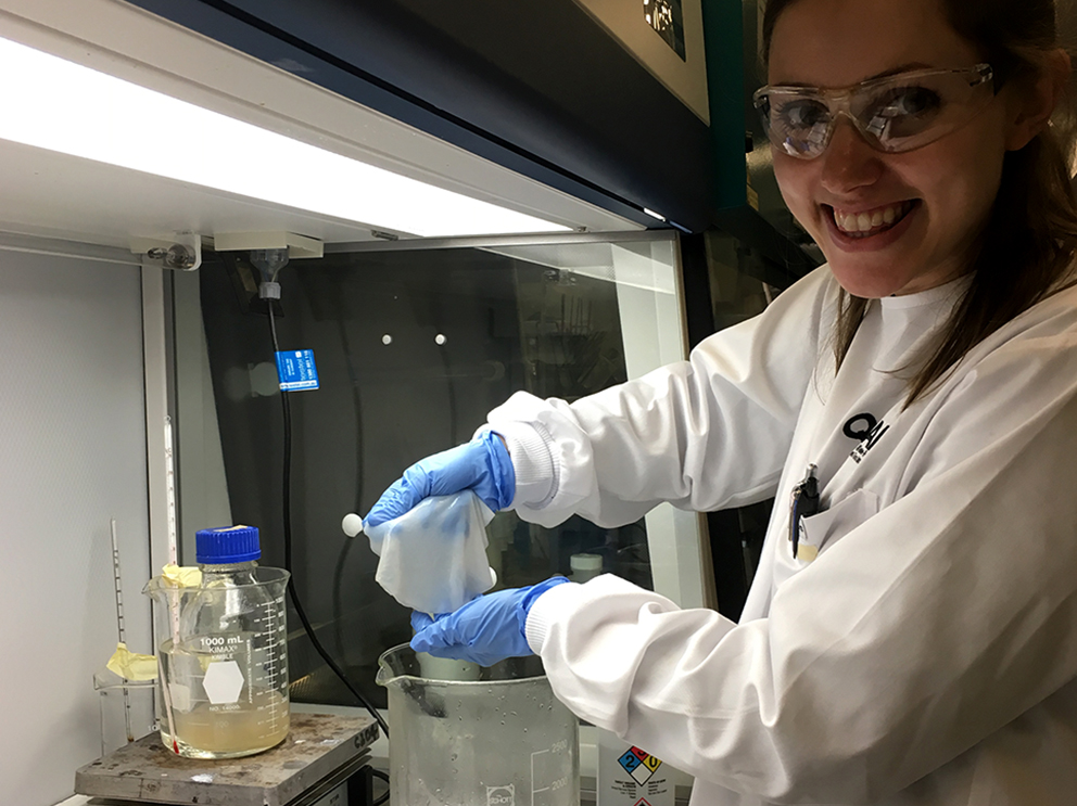 Researcher Jennie Berglund is pulling cellulose gel from container in a laboratory.