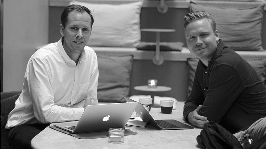 Jonas Hagströmer Theodorsson och Morten Barkfeld sitter vid ett bord