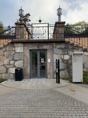 Outdoor entrance to Brinellvägen 6.