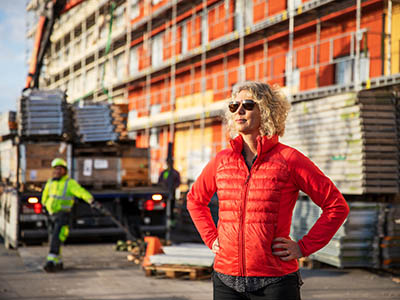 Annika Vänje med solglasögon på byggarbetsplats