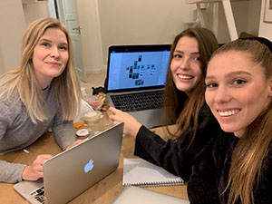 Selfie på Therese Jonsson, Mathilda Hammarström och Amanda Hammarström vid ett bord.