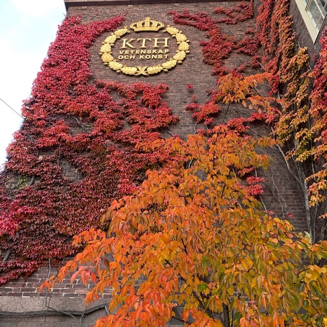 Picture of the KTH sign in autumn colours