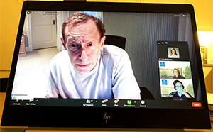 En datorskärm där Robert Langers håller en presentation på Zoom. 