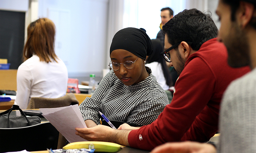 Bilden visar studenter som pluggar tillsammans.