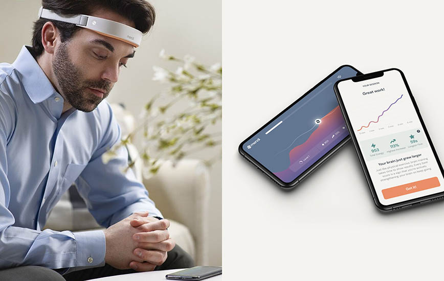 En man använder Mendi headset och appen på en mobiltelefon