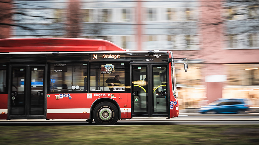 Röd buss i stadstrafik