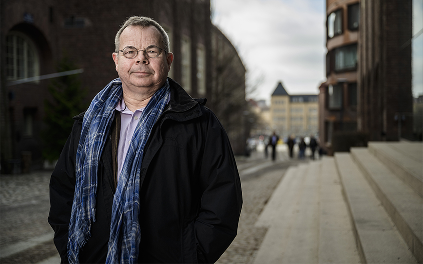 Porträtt i miljö med KTH:s campus i bakgrunden.