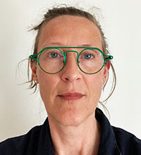 Porträttfoto: Kvinna i gröna glasögon