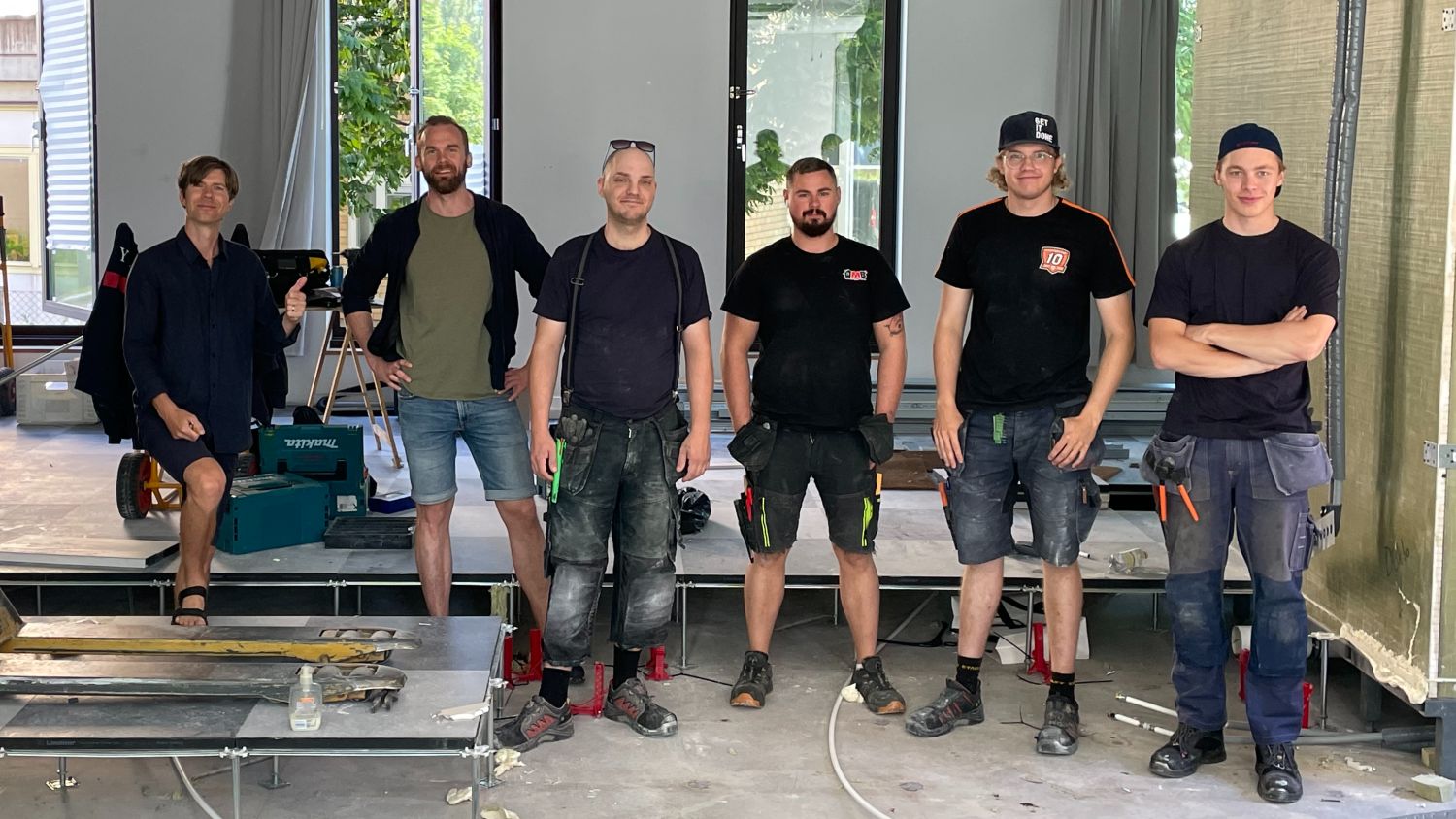 An image of the construction crew together with the director of the KTH Live-in Lab, Jonas A. Vogel.