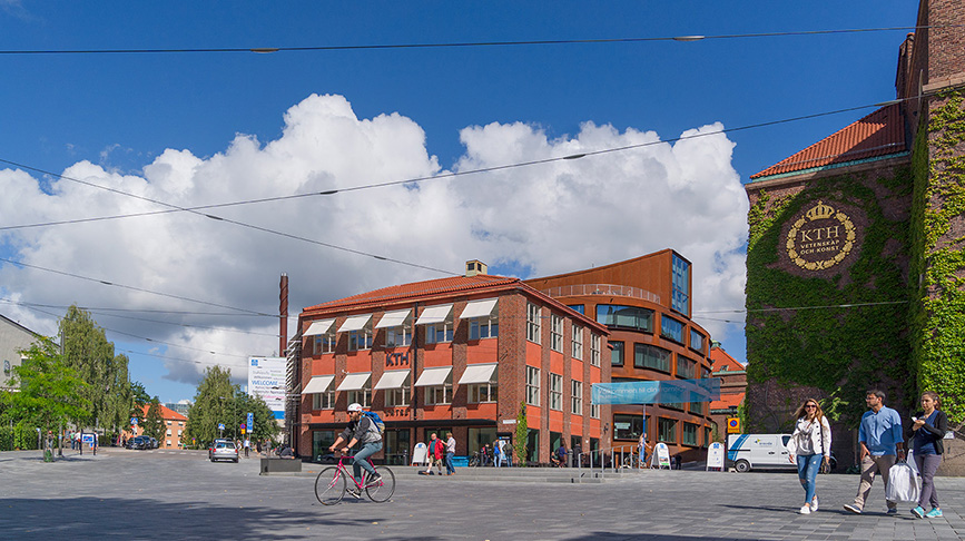 KTH:s campus vid Valhallavägen med KTH Entré i förgrunden.