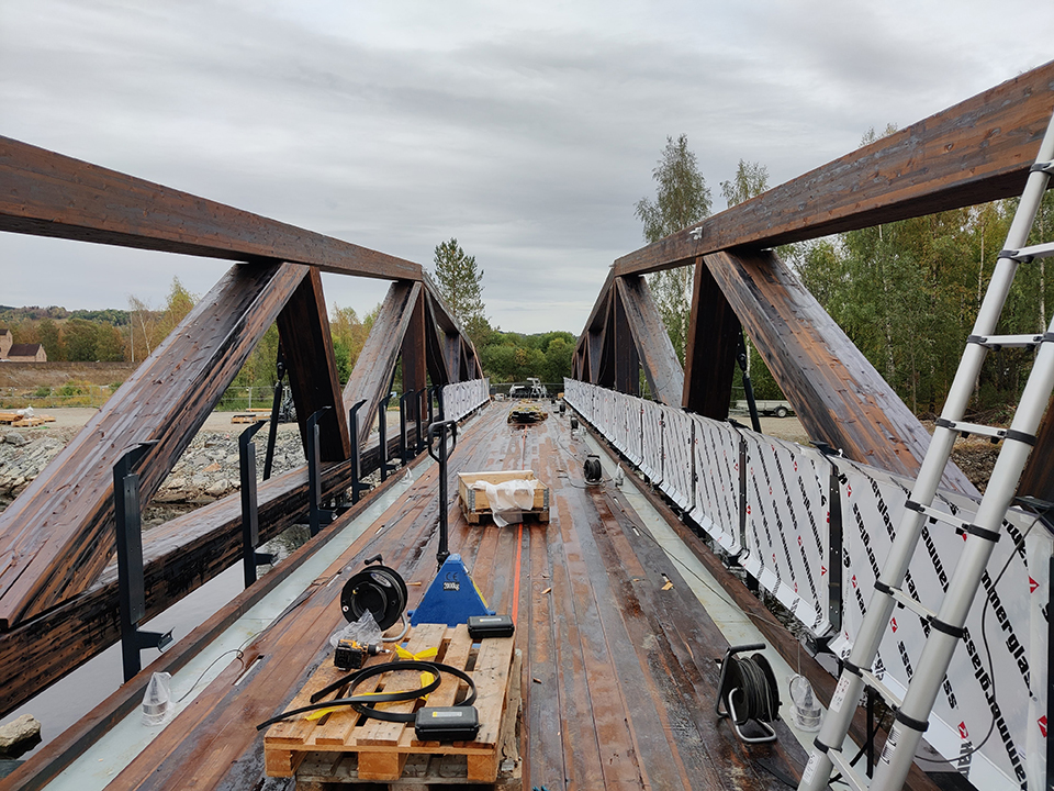 Stela bro, däck utan asfalt