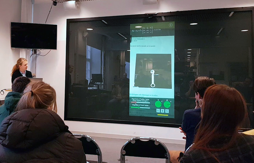 Masterstudenten Clarissa Hedenqvist demonstrerar AR-appen för en en grupp förstaårsstudenter på KTH.