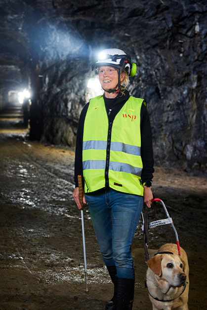 Alumn Maja Reichard står i en mörk tunnel på en arbetsplats för tunnelbanan