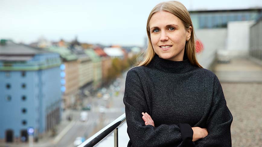 Porträttbild på Caroline Sundin med utsikt över Stockholm.