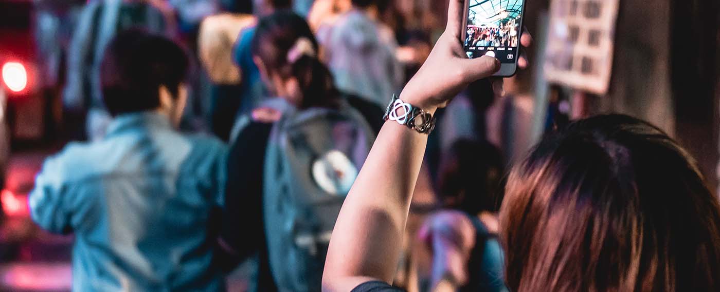 Två personer vid en whiteboard