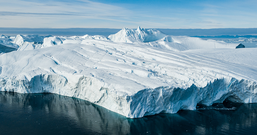 Bilden föreställer ett jätteisberg från en smältande glaciär i Ilulissat på Grönland.