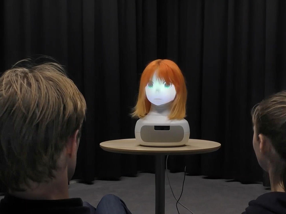 roboten Furhar konverserar med två människor