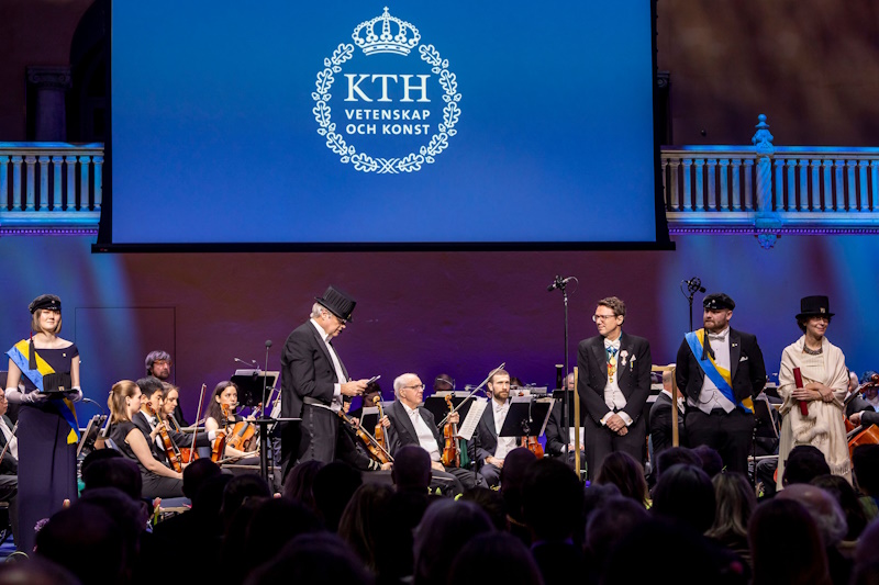 Promotor Göran Finnveden and Honorary docotor Jens Nielsen on stage.