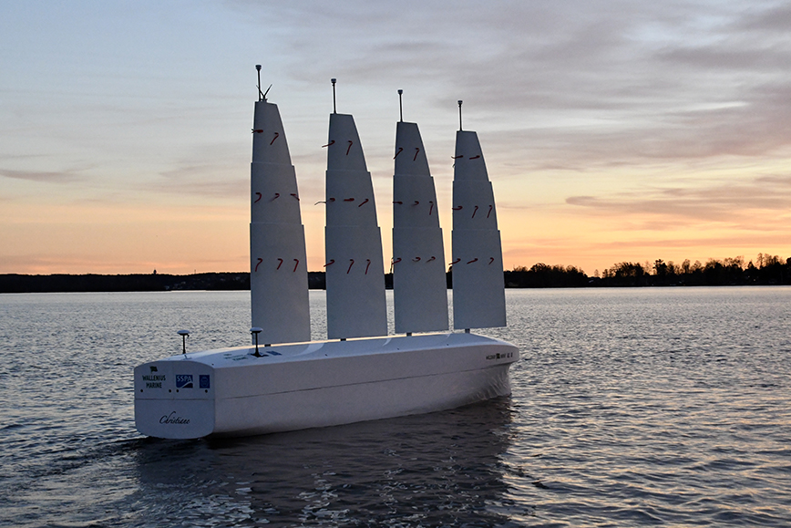 En sju meter lång prototyp av det seglande lastfartyget WPCC/Oceanbird i Stockholms skärgård.