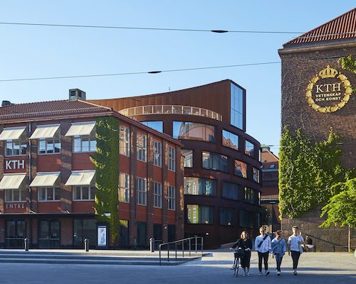 Foto: vy på KTH Entré, arkitekthuset och KTH:s huvudbyggnad från Valhallavägen och Östra station