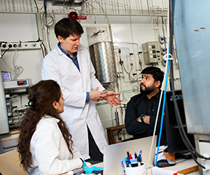 Pär Olsson and colleagues in the lab