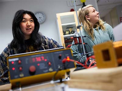 Eleverna Ruby Li och Tora Söderhäll i ett experimentrum. 