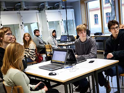 Bild på elever i klassrum.