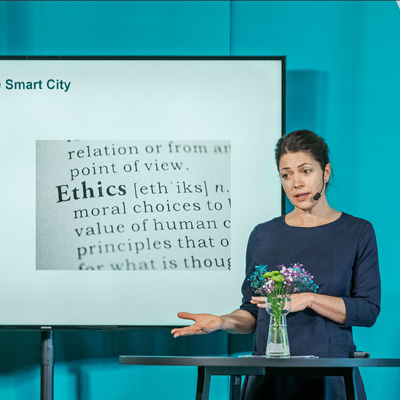 Barbro Fröding håller ett föredrag om etik i smarta staden.